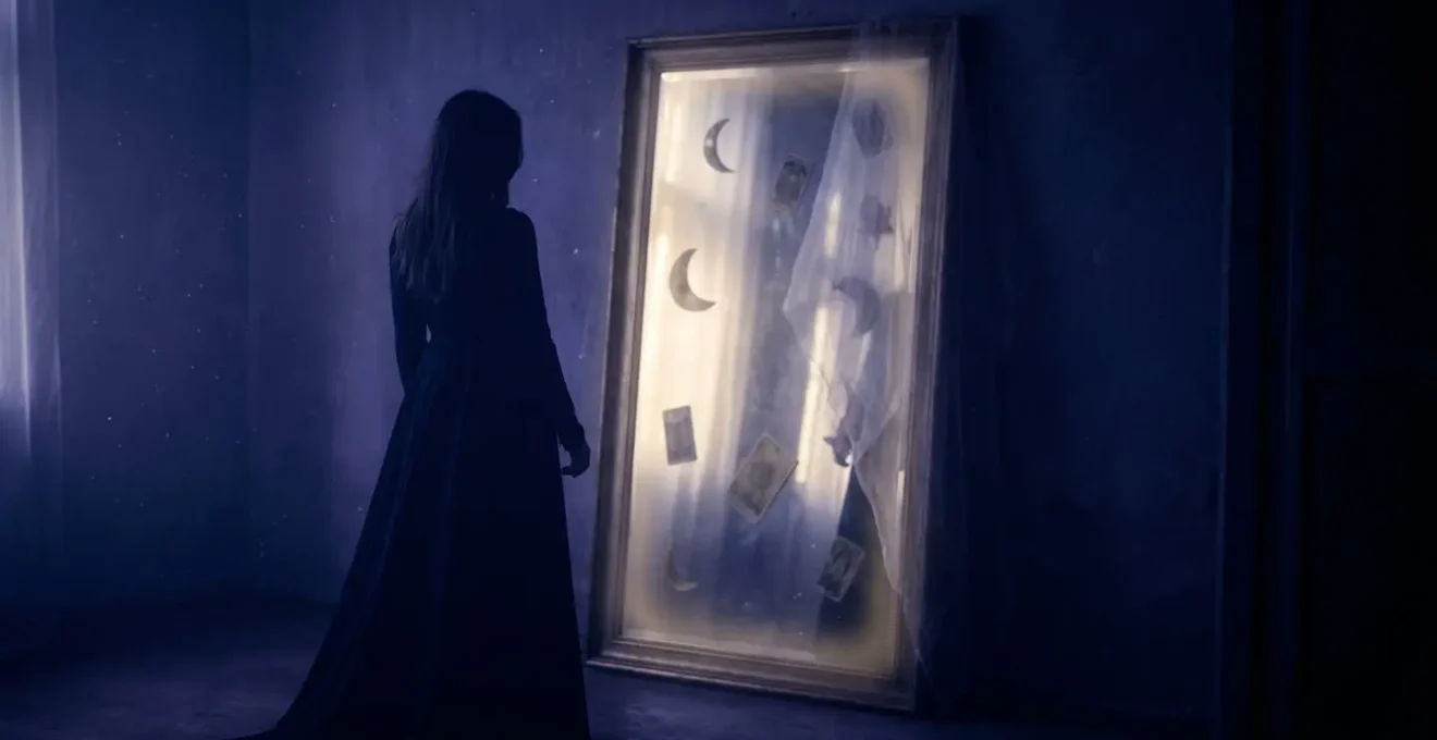 Personne en quête de clarté face au miroir des énergies.